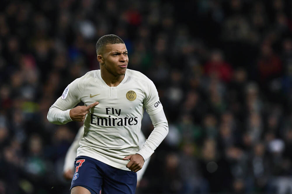 除了积极没啥表现！拉拉维亚先发出战半场3中1 抢6板&其中3前场板